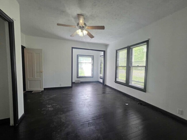 Building Photo - Charming Corner lot for rent!