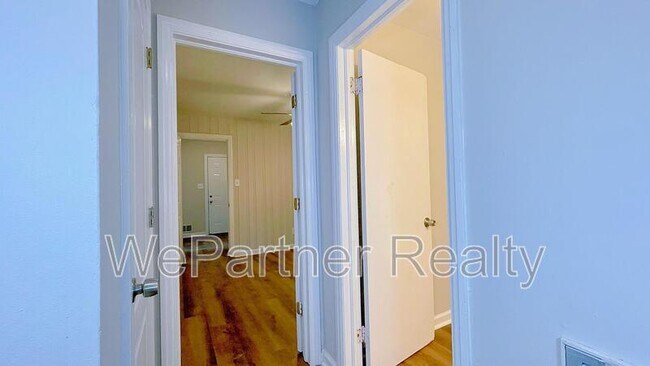 Building Photo - 2744 Fairlane Dr SE