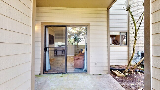 Building Photo - 7037 N Holiday Dr