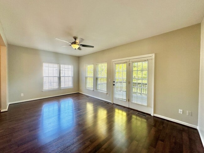 Building Photo - Beautiful 3 Bed 2.5 Bath Townhome Minutes from Cool Springs