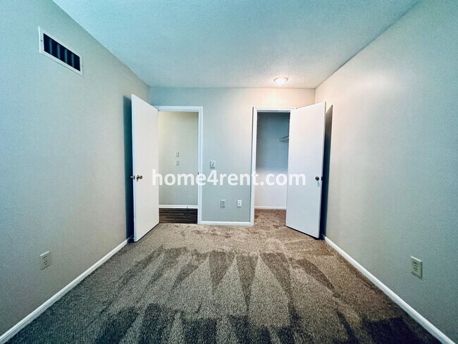 Building Photo - Beautiful Overland Park Home!