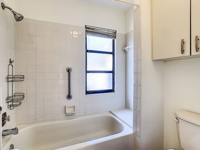 Building Photo - RARE 3 BEDROOM/ 2 BATH IN THE HIGHLY DESIR...
