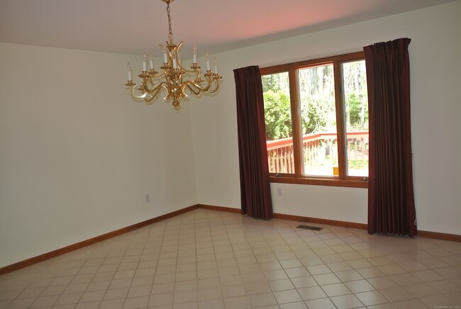 Building Photo - 302 Westwood Rd