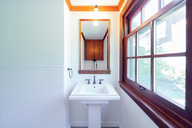 Building Photo - Luxurious Portland Heights home tucked away on a private street on nearly half an acre.