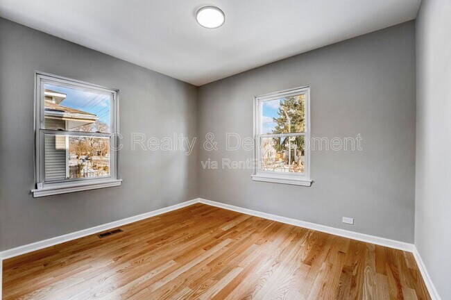 Building Photo - 3303 Division St