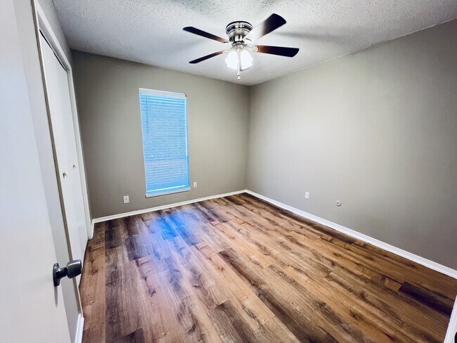 Building Photo - 2102 Richwood Dr