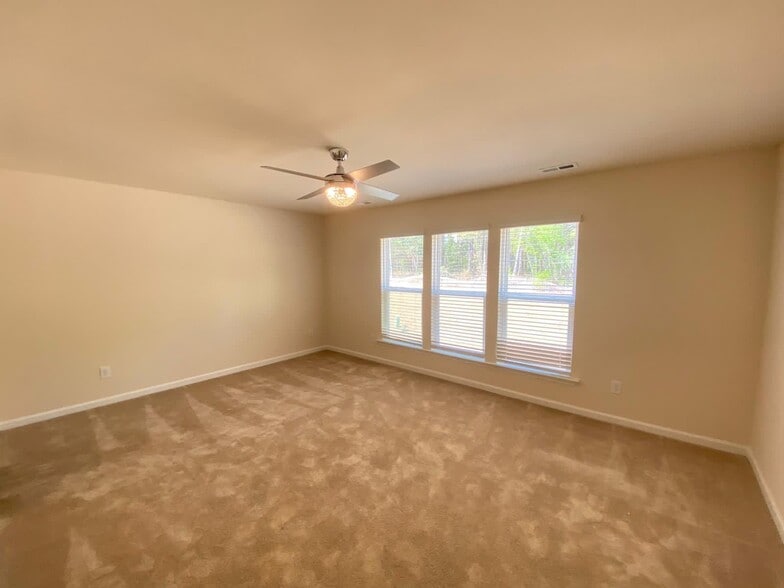 Building Photo - 317 White Oak Ridge Dr