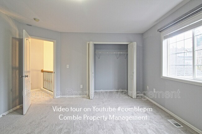 Building Photo - 4112 NE 27th Pl