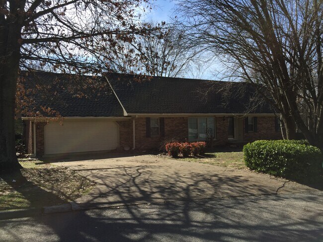 Building Photo - 7000 Pauline Cir