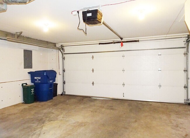 Building Photo - 3Bd/3.5Ba Seattle Townhome