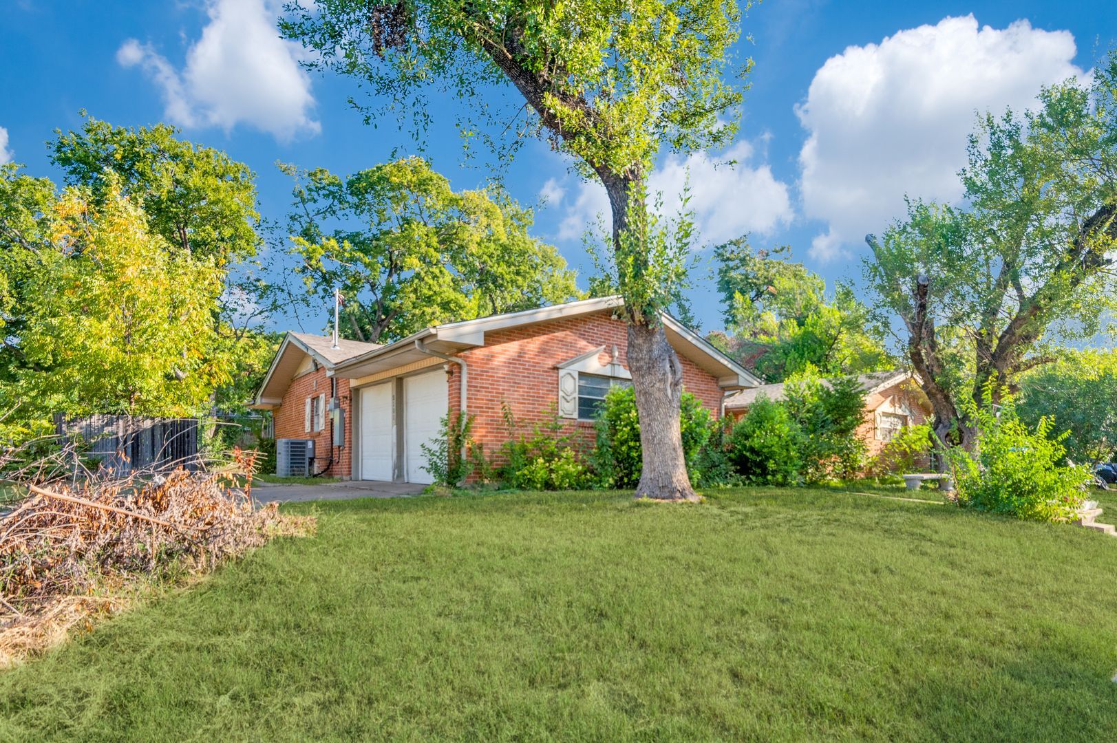 Building Photo - 2101 Bradford Dr