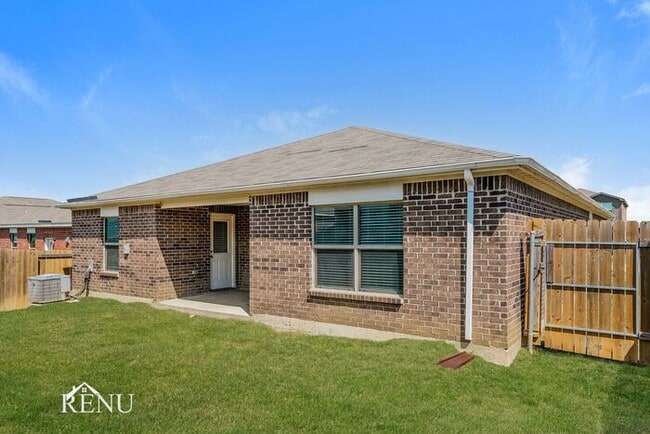 Building Photo - 2005 Hialeah Dr