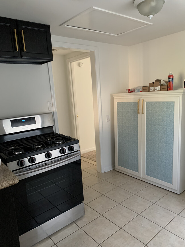 Kitchen with gas stove - 6308 Greenbriar Dr