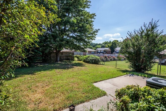 Building Photo - ***5905 B Sara Street***