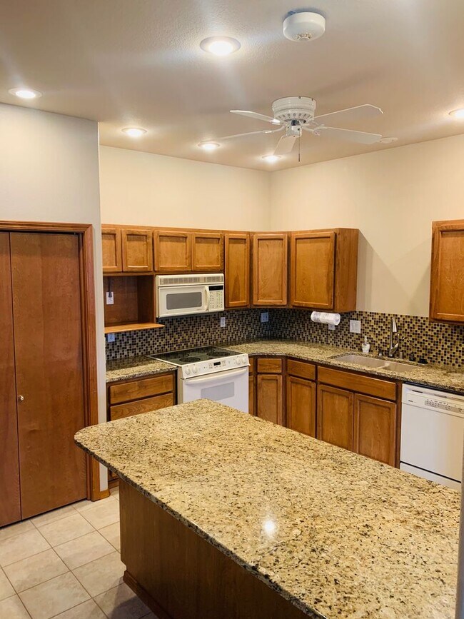 Building Photo - Beautiful Updated Townhome overlooking Mea...