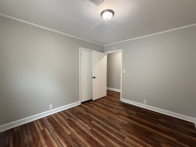 Building Photo - 4 Bedroom 1 Bathroom Home Located in Greeneville, TN