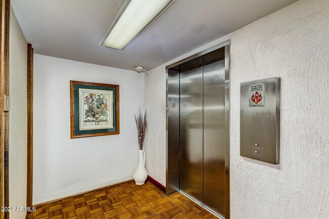 Building Photo - 7930 E Camelback Rd