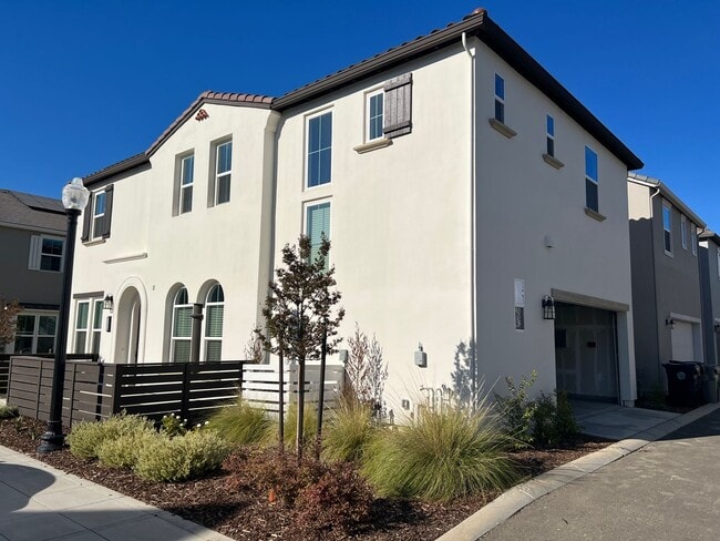 Building Photo - 4 Bed / 3 Bath | Crocker Village Home Available Now