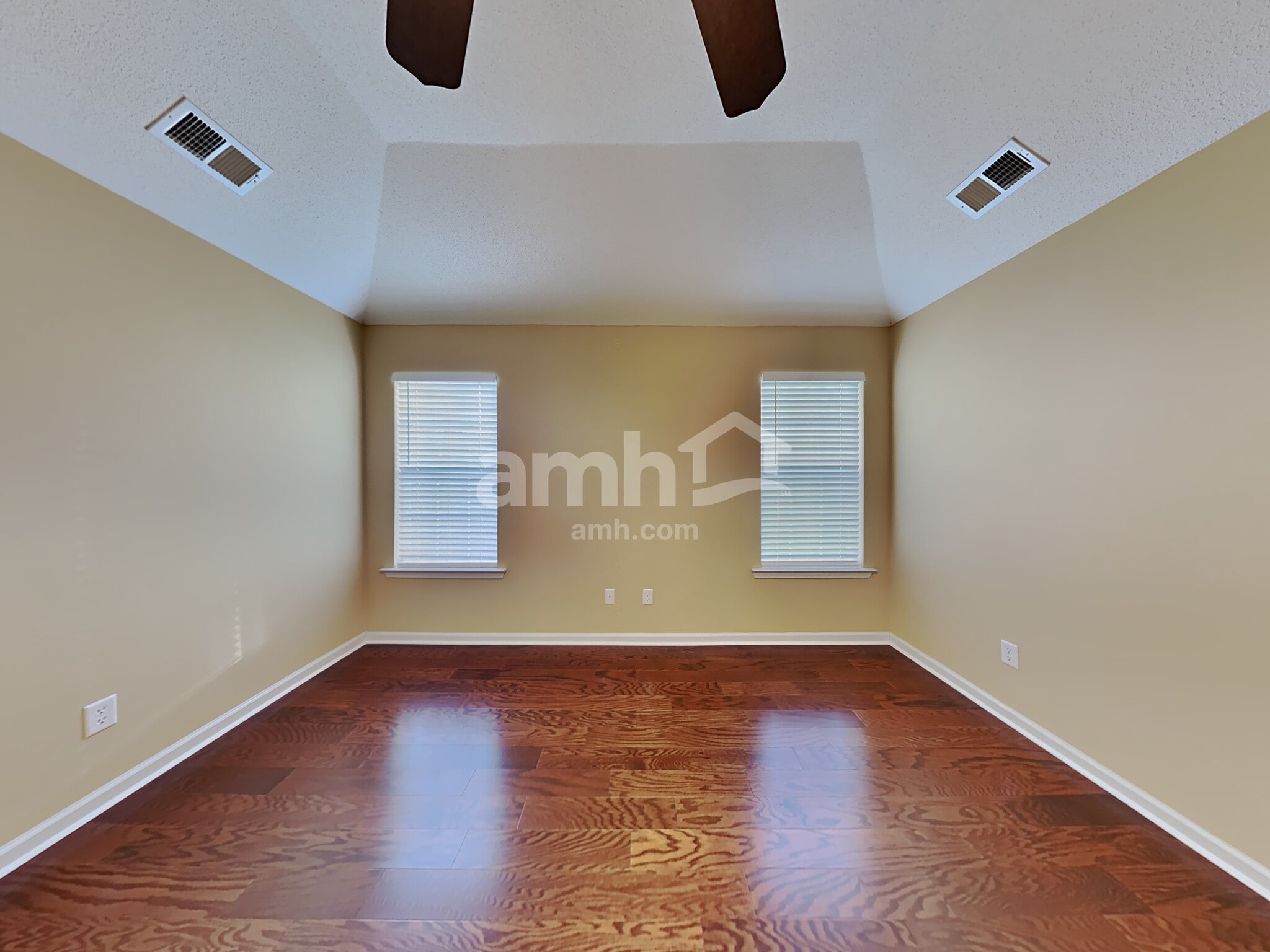 Building Photo - 3233 Peachtree Dr