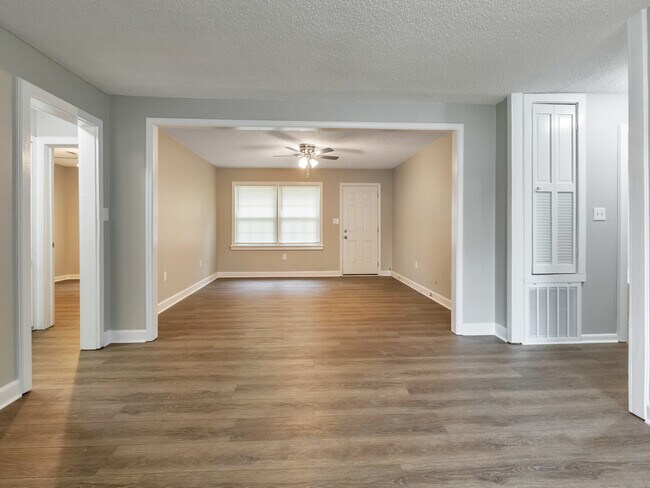 Building Photo - 9138 Clubhouse Dr