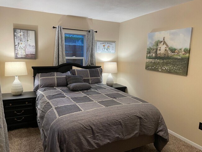 Building Photo - Hillside Cottage! Charming home with a view, 3-bd, 1-ba, fireplace, garage $300 Utility Fee