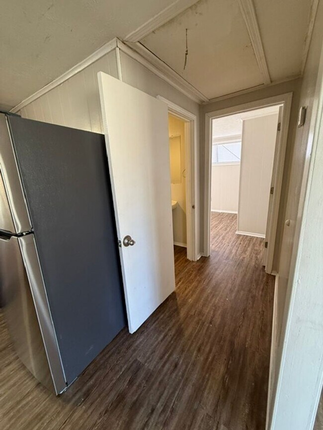 Building Photo - Simple & Comfortable 3 Bedroom Home in Iowa, LA with Large Yard!