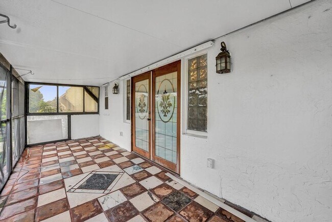 Building Photo - 3 BR / 3 BA + Patio + Parking AVAIL 8/1