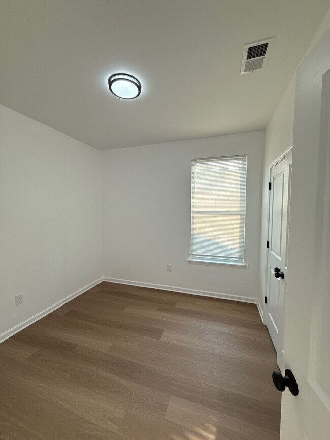 Building Photo - Fully Renovated Spacious 3BR in South Memphis – Section 8 Welcome