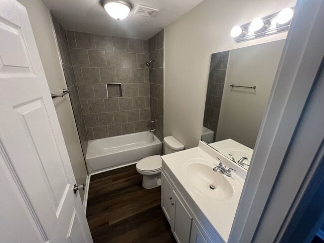 Building Photo - Large 4 Bedroom 2 Bath Home