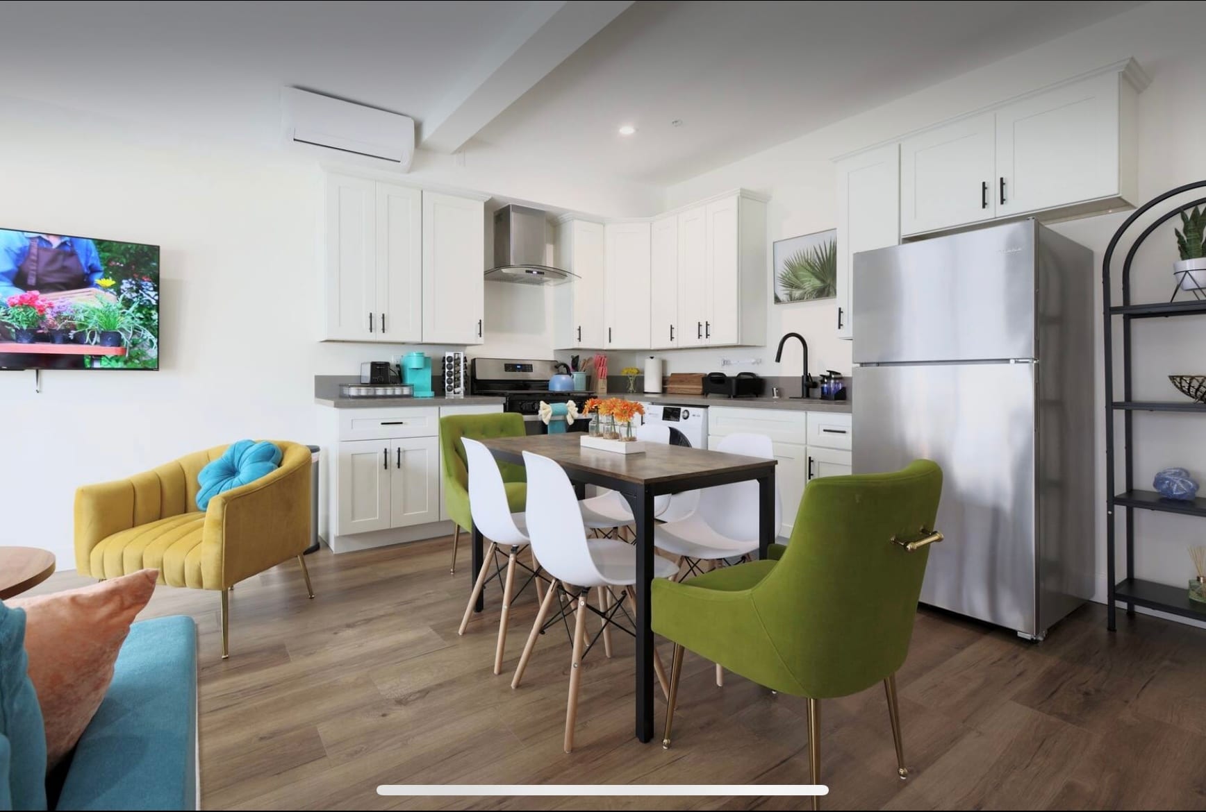 Building Photo - 2806 S Palm Grove Ave