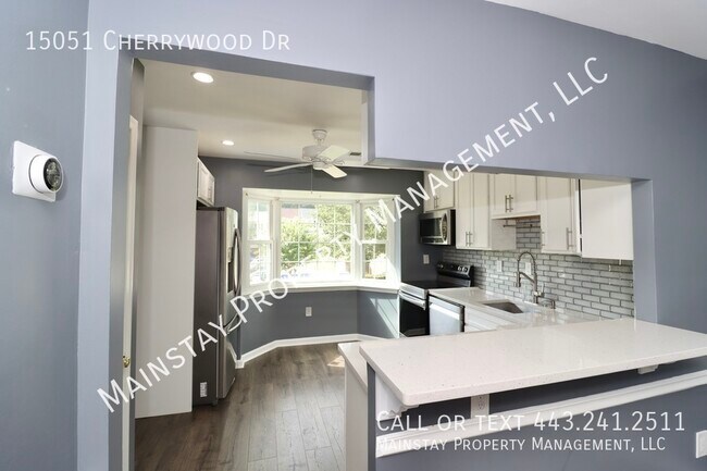 Building Photo - Updated End Unit Townhome W/ Fenced in Yard!