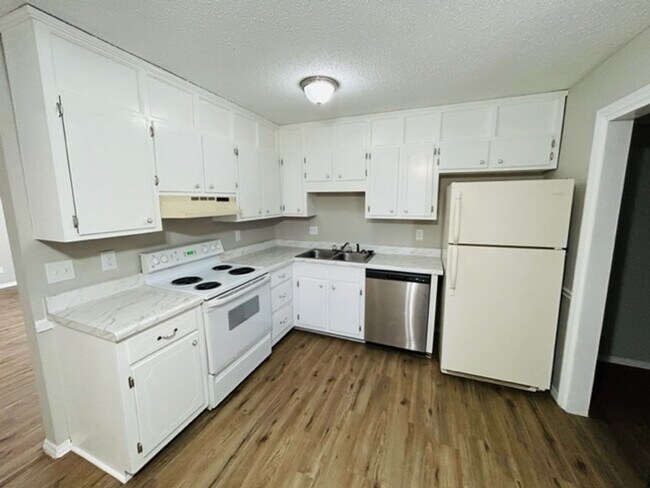 Building Photo - 2902 6th St.