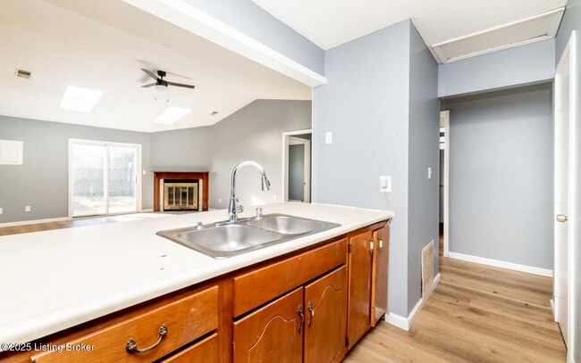 Building Photo - 530 Independence Ct