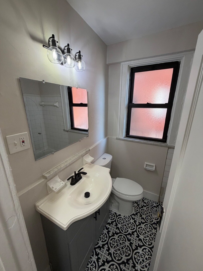 Building Photo - Charming 1 Bedroom ni CWE *1st Floor unit