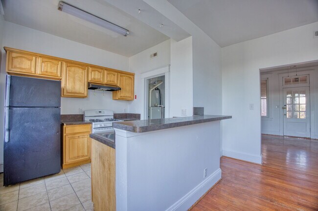 Building Photo - 230 E 40th St