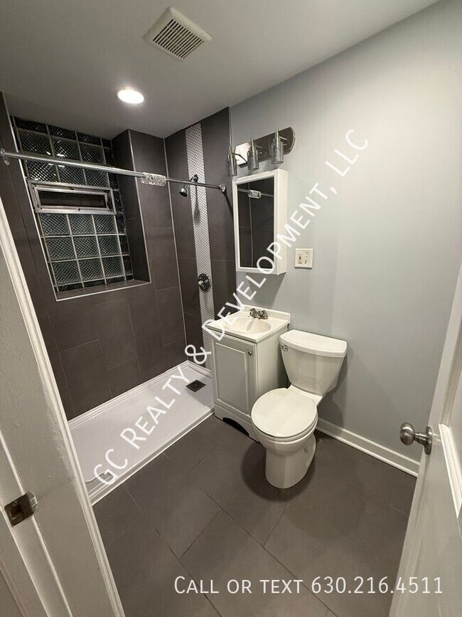 Building Photo - 3266 W Wrightwood Ave