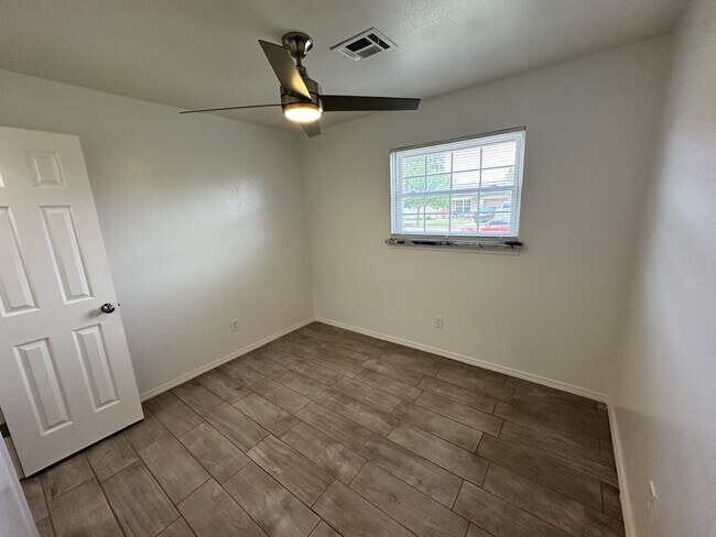 Building Photo - 2700 Yorkshire Ave