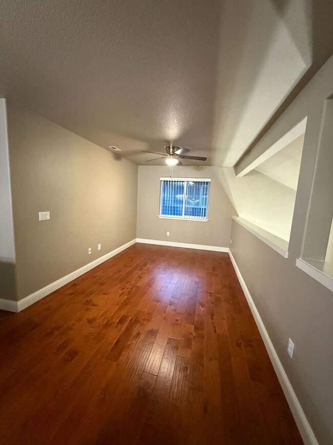 Building Photo - Beautiful 4B/3Ba Home in East Vancouver!