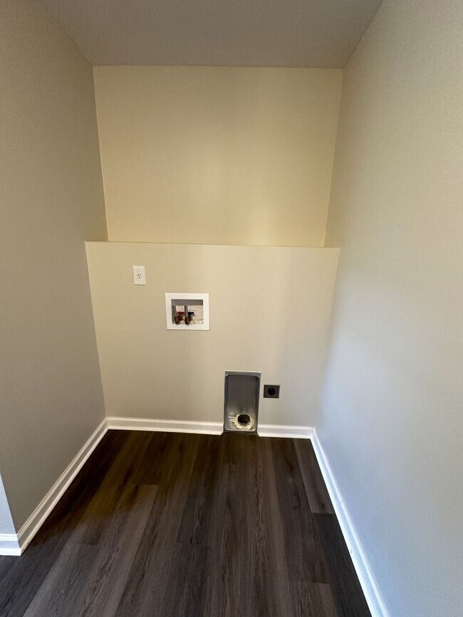 Building Photo - Beautifully Remodeled 2 Bedroom / 1 Bath D...