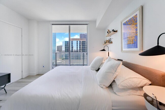 Building Photo - 1300 Brickell Bay Dr