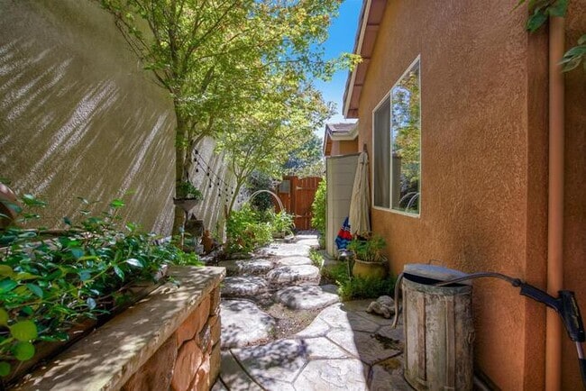 Building Photo - Immaculate Modern Townhouse in Sought-Afte...