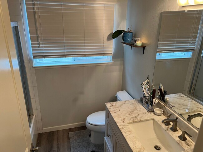 Building Photo - Gorgeous Single Story Home