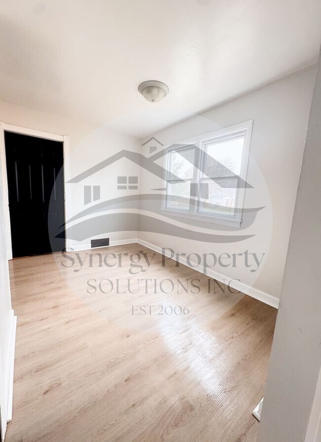 Building Photo - First Floor Living - $295 DEPOSIT