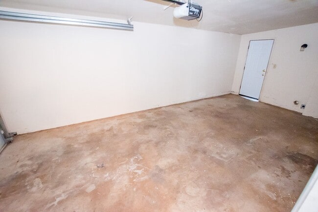Building Photo - 3 Bedroom, 2 Bath Home, 1 Car Garage, Large Fenced Yard!