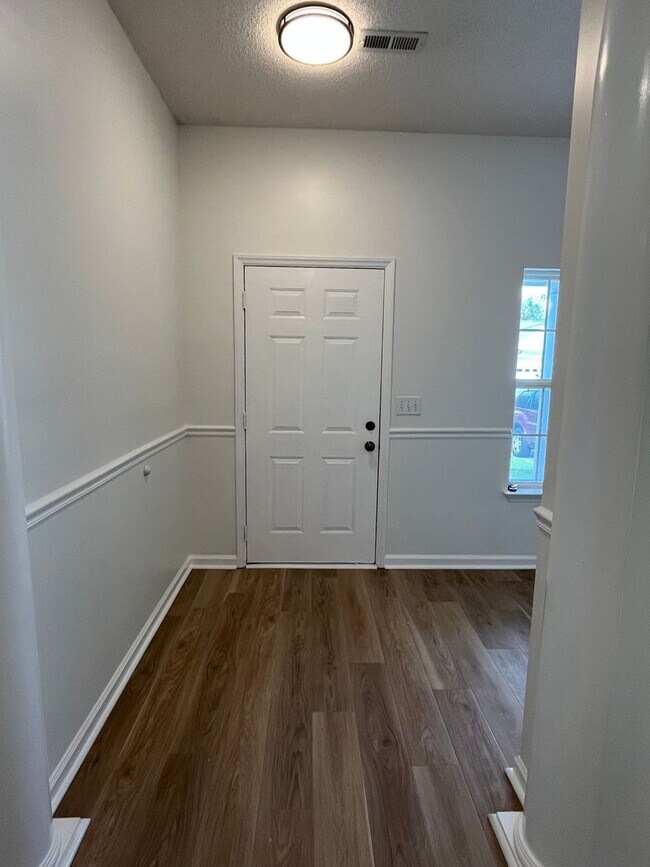 Building Photo - Discover this well-maintained 3-bedroom, 2-bath home in Carriage Hills