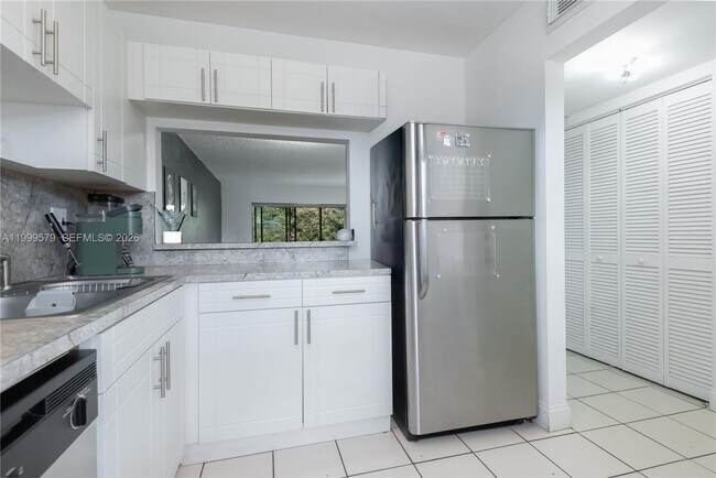 Building Photo - 8885 Fontainebleau Blvd