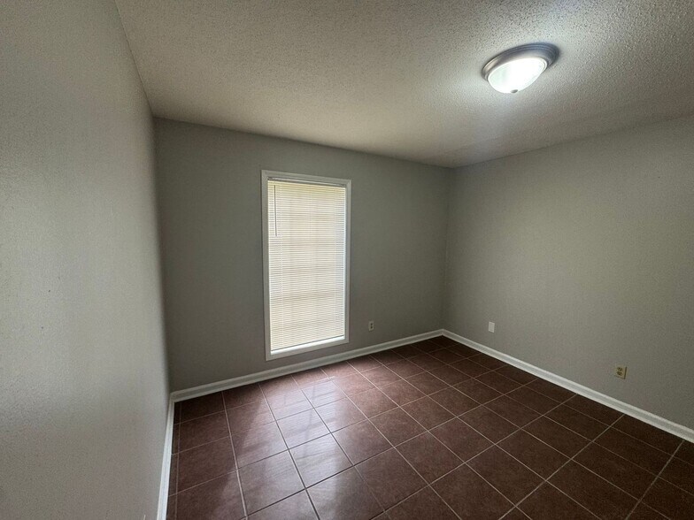 Building Photo - 1722 Northfield Dr