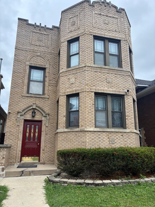 Building Photo - 5536 W Cornelia Ave