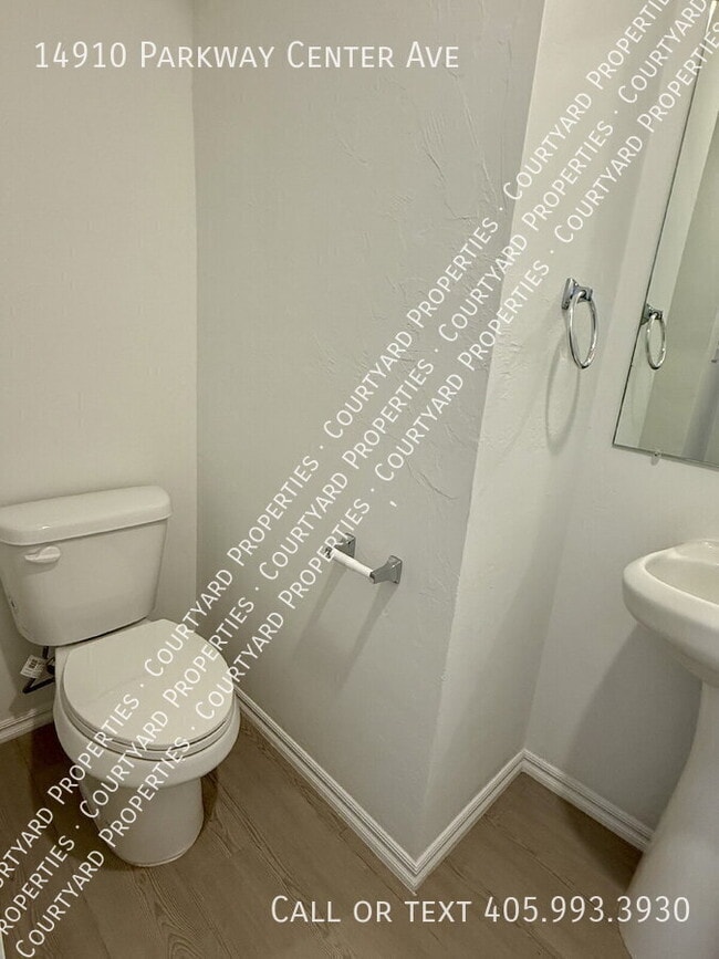 Building Photo - 14910 Parkway Center Ave