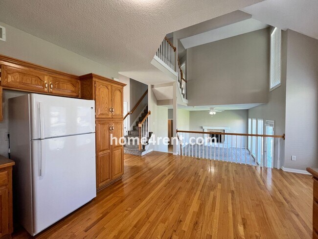 Building Photo - Wonderful Northland Home w/ Hardwood Floors and Plenty of Space!!
